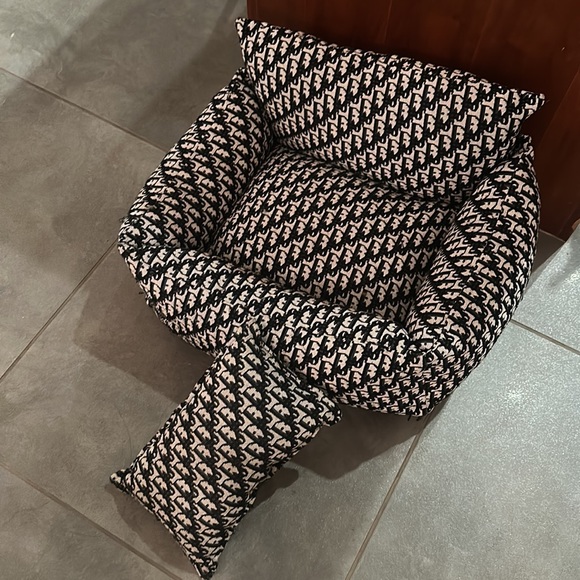 Small to medium dog bed . Machine washable removable cover with zipper - Picture 6 of 6